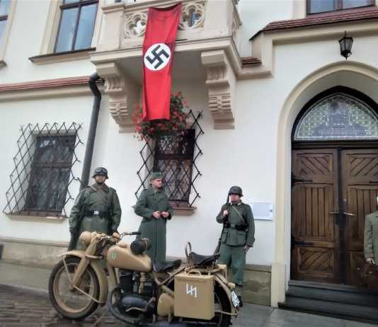 Swastyka na ratuszu, żołnierze Wehrmachtu przed urzędem. Kręcą film o Kotuli