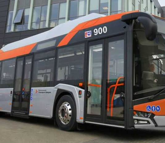 Zmiana czasu w Rzeszowie. Uwaga na nocne autobusy w najbliższy weekend elektryczny autobus firmy Solaris