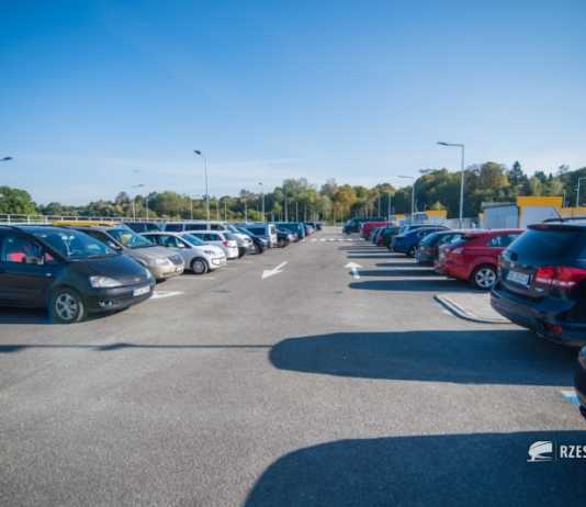 Przy targowisku na ul. Dworaka brakuje miejsc parkingowych. Będzie nowy parking