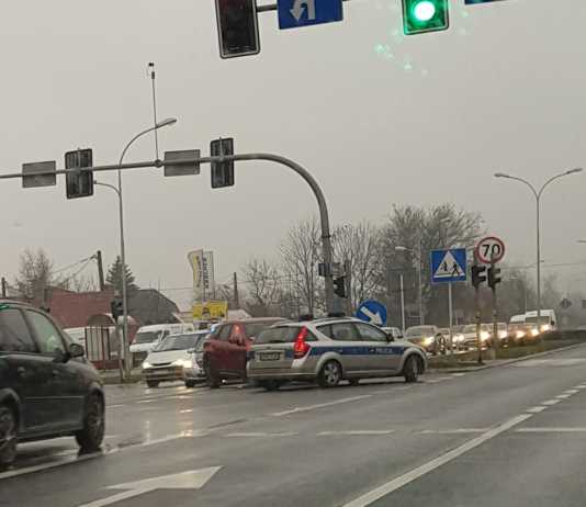 29-letni mężczyzna sprawcą kradzieży mazdy z salonu Mercedesa