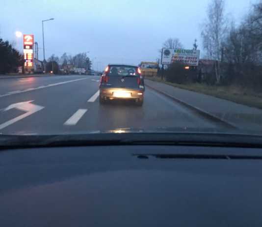 Pijana kierująca fiatem spowodowała kolizję. Pościg przez 30 km