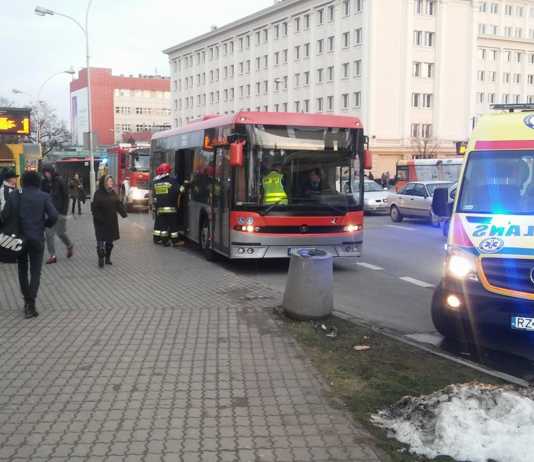Gwałtowne hamowanie autobusu MPK pod okrągłą kładką. Cztery osoby ranne