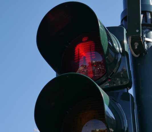 Policjanci “polują” na pieszych, którzy przechodzą na czerwonym świetle?
