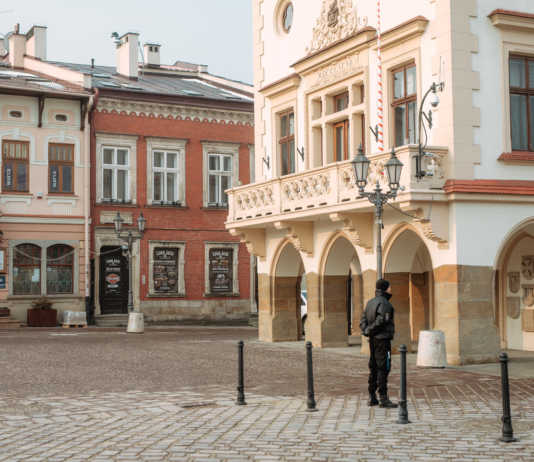 Koniec z parkowaniem na Rynku przez radnych. Strażnicy pilnują porządku