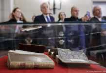 Cenne dzieło Louis’a-Pierrea Anquetila wróciło do zamkowej biblioteki w Łańcucie