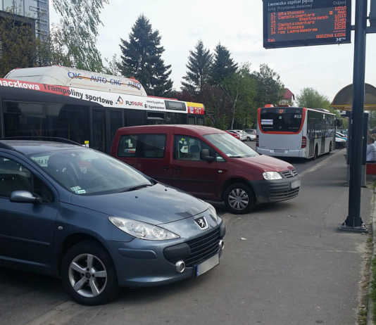 Kierowcy osobówek blokują zatokę autobusową przy szpitalu na ul. Lwowskiej