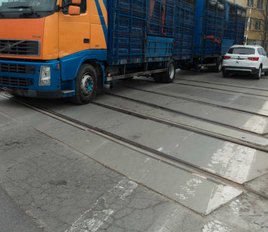 Fatalny stan przejazdu kolejowego przy ul. Konopnickiej. Kiedy remont?