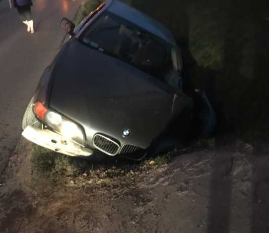 Pijany kierowca BMW zderzył się z ciągnikiem rolniczym i wjechał do rowu