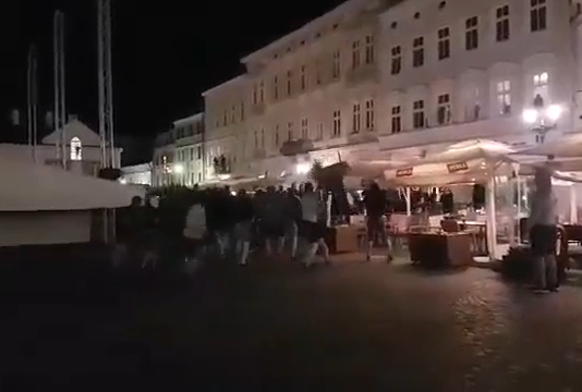 Bójka kiboli na Rynku. Dwaj pseudokibice Stali Rzeszów nie wyjdą na wolność