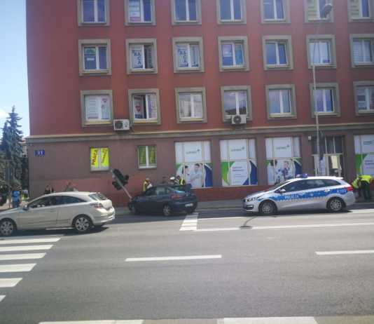 Wypadek w Rzeszowie. Sygnalizator świetlny spadł na dwoje pieszych