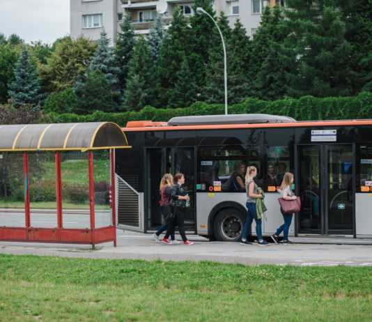 PiS nie odpuszcza. Nadal chce darmowych biletów dla uczniów i tańszych dla studentów