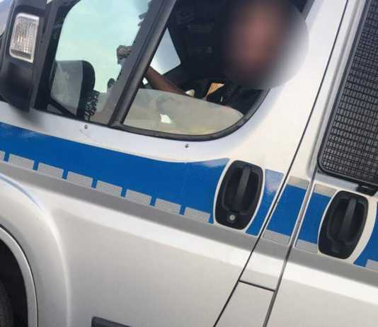 Policja upomina i grozi mandatami za słuchanie muzyki z głośników na bulwarach