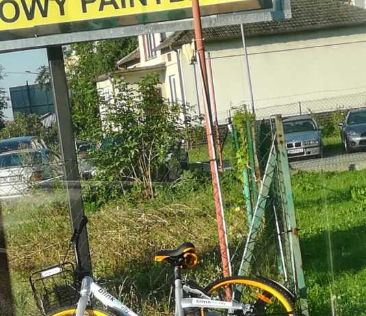 Nowe rowery miejskie leżą “pod płotem”. Mieszkańcy mają zastrzeżenia do aplikacji