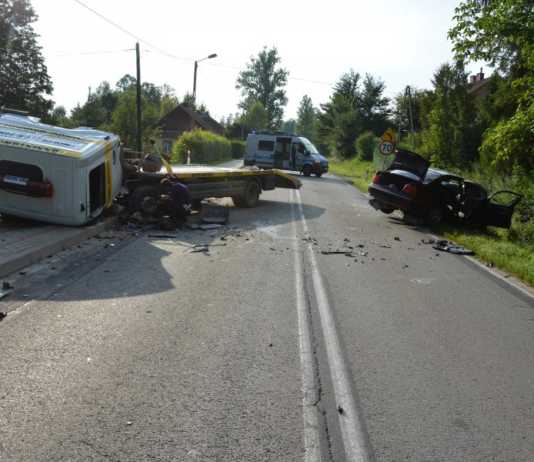 Tragiczne skutki wypadku w Hyżnem. Kierowca BMW nie żyje, cztery osoby ranne