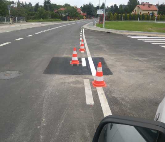 Fuszerka budowlana. Wybudowali nową drogę, studzienka już się zapada