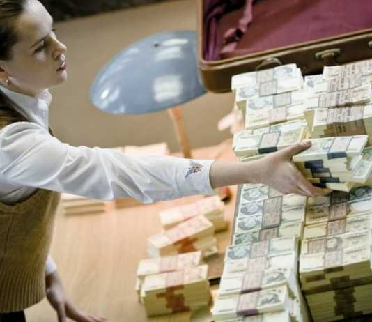 Wakacyjne kino plenerowe w ogrodach bernardyńskich. W piątek film „80 milionów”