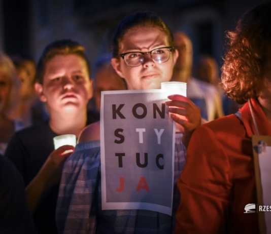 Dzisiaj na okrągłej kładce w Rzeszowie protest przeciwko łamaniu Konstytucji RP