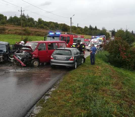 Wypadek w Niechobrzu koło Rzeszowa. Zderzenie trzech aut, cztery osoby ranne