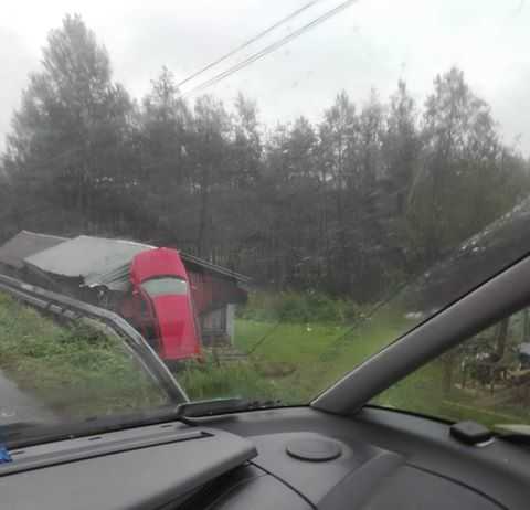 Trzy wypadki na drogach. Volkswagen wyrzucony w powietrze. Trzy osoby ranne
