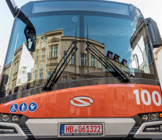 Kierowca MPK z pomocą mieszkańców zatrzymał pijanego motorowerzystę