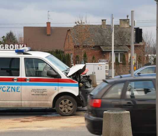 Wypadek w Rzeszowie. Zderzenie karetki ze skodą. Jedna osoba ranna
