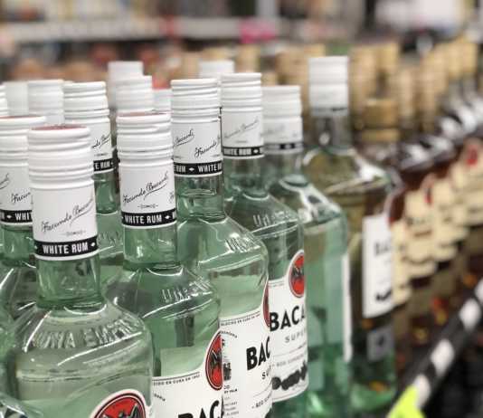 Właściciele sklepów protestują przeciwko zakazowi nocnej sprzedaży alkoholu