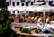 Restauratorzy protestują ws. zmian regulaminu ogródków letnich