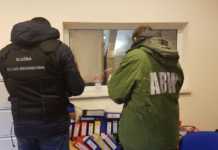 Fikcyjny handel smartfonami. Funkcjonariusze KAS i ABW zatrzymali trzy osoby