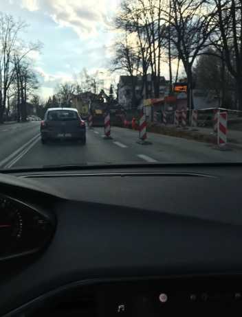 Prace budowlane na ulicy Dąbrowskiego. Strabag i ratusz tłumaczą się z korków
