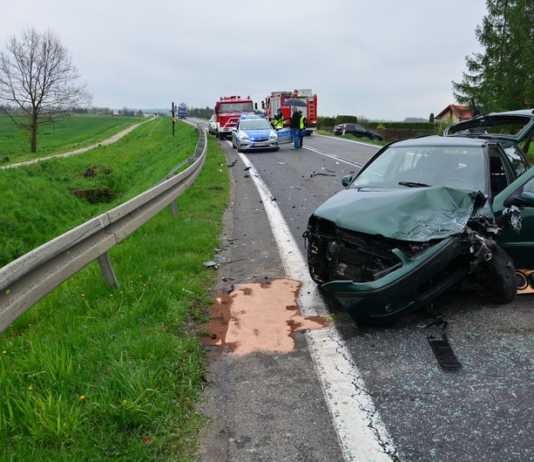 Tragiczny wypadek z udziałem trzech samochodów. Nie żyje jedna osoba