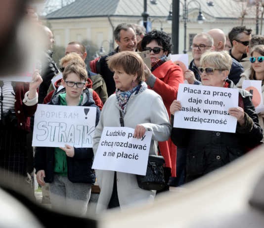 “Pokażmy solidarność”. W środę w Rzeszowie “Światełko dla nauczycieli”