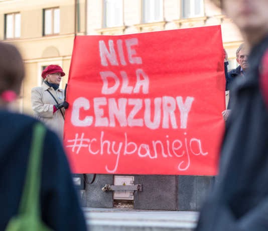 Policja wstrzymała się z wnioskiem o ukaranie organizatora protestu ws. “#chybanieja”