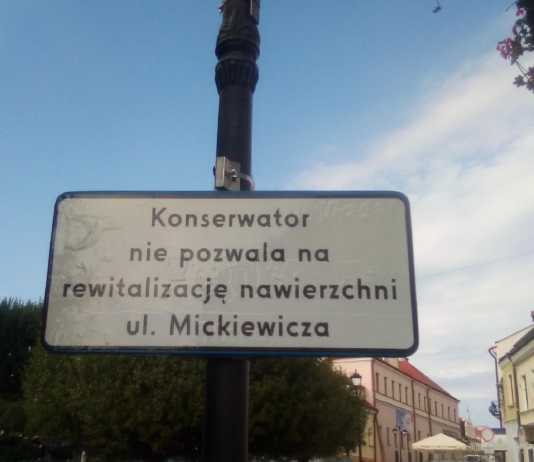 Tablica informująca o “winie” konserwatora już jest przy ul. Mickiewicza