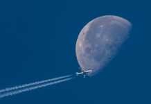 Boeing 737 linii Ryanair na tle Księżyca. Zdjęcia Witolda Ochała