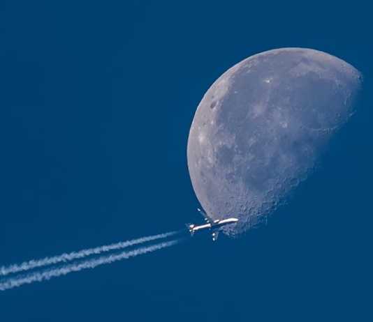 Boeing 737 linii Ryanair na tle Księżyca. Zdjęcia Witolda Ochała