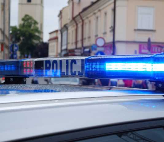 Próba kradzieży alkoholu w “Biedronce”. Pracownica ochrony pobita