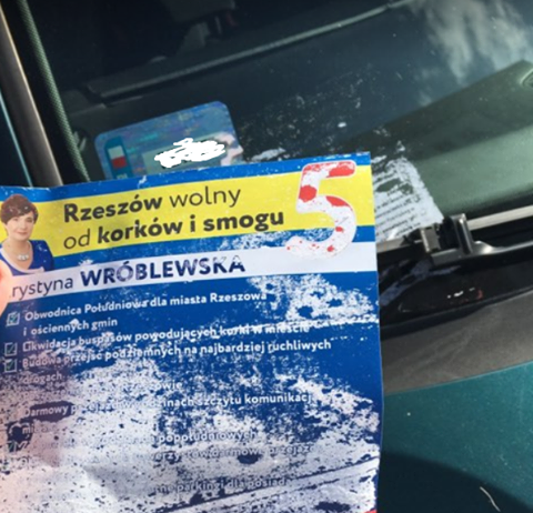 Ulotki wyborcze posłanki PiS przyklejone do szyby samochodów. “To skandal”