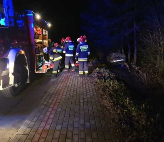 Kierowca peugeota wjechał do rowu. Auto w płomieniach. Dwie osoby w szpitalu