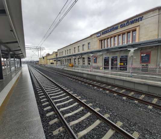 Dwa zmodernizowane perony na stacji Rzeszów Główny już prawie gotowe