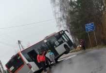 Trudne warunki na drogach. Autobus linii 37 wylądował w rowie