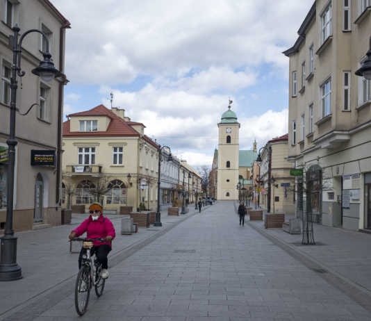 Koronawirus. 11 mandatów i 10 wniosków o ukaranie za niezasłanianie twarzy