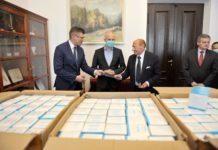 Maseczki, rękawiczki, płyn dezynfekujący dla Rzeszowa od wiceministra Warchoła