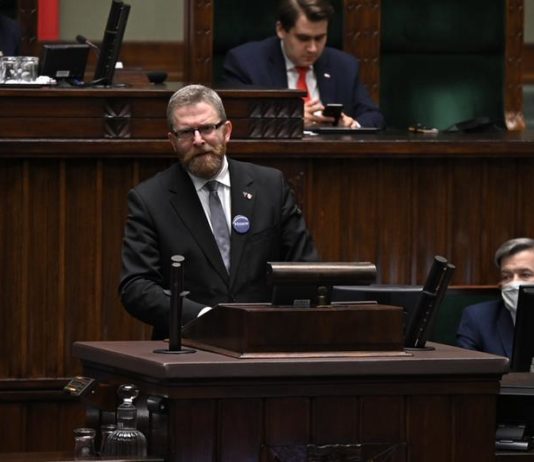 Kogo dopadł wirus nienawiści? Grzegorz Braun z Konfederacji na niechlubnej liście