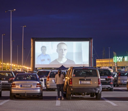 Nastrój Ameryki lat 50. Na parkingu Auchan zainaugurowano kino samochodowe