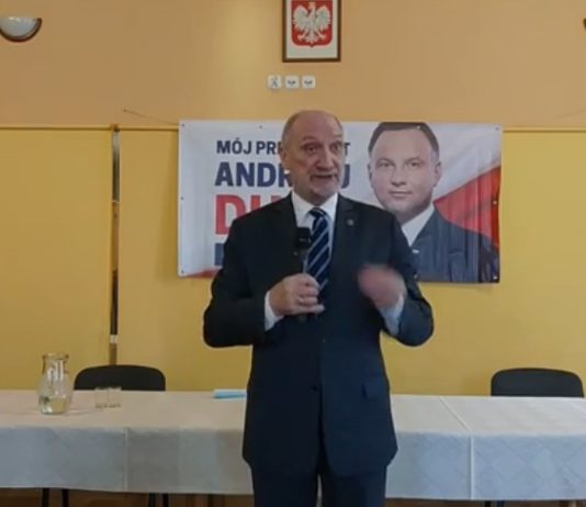 Skandaliczne słowa Macierewicza pod Rzeszowem: Trzaskowski podpisał kartę pedofilii