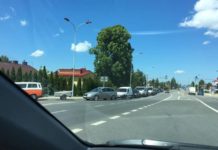 Gigantyczne kolejki do PSZOK-ów. “Zachęta” do wywożenia odpadów do lasu?