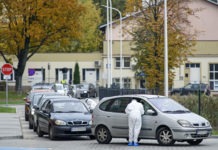 Ogromna kolejka do drive-thru przy szpitalu MSWiA. “Bo pacjenci nie dzwonią”