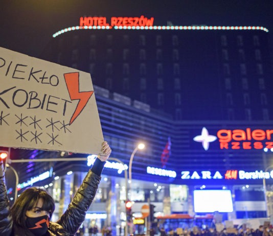 Kobiety nadal walczą o prawo do aborcji. Tym razem na poczcie