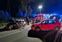 Wieczorny wypadek na ulicy Dębickiej. Czołowe zderzenie volkswagena z fordem