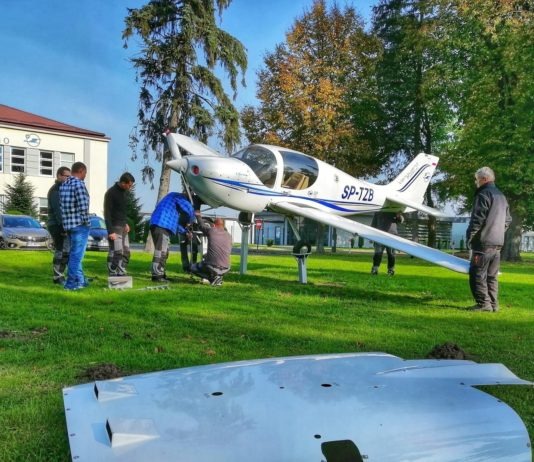 Już nie Koliber a Liberty. Nowy “witacz” przed budynkiem OKL w Jasionce
